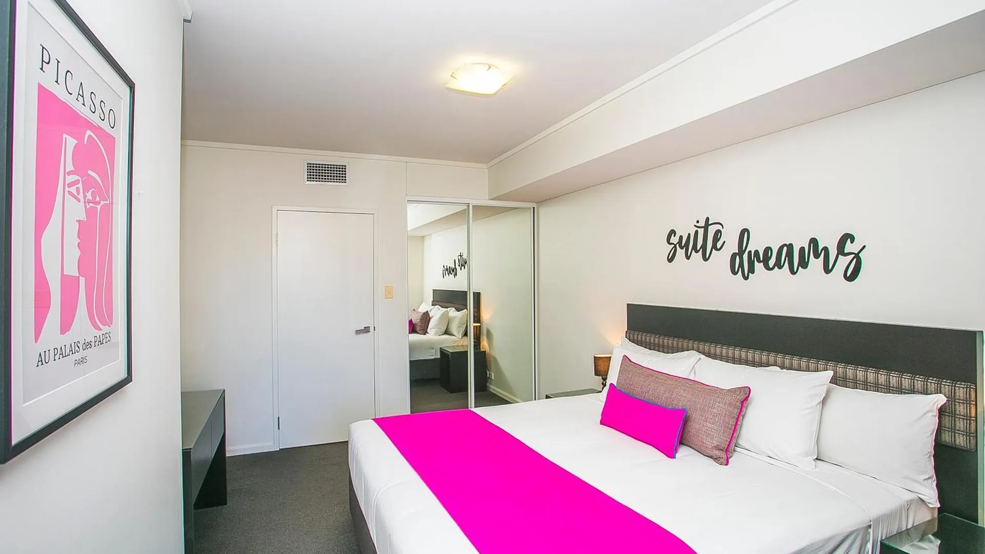 Aparthotel East Perth Suites Hotel